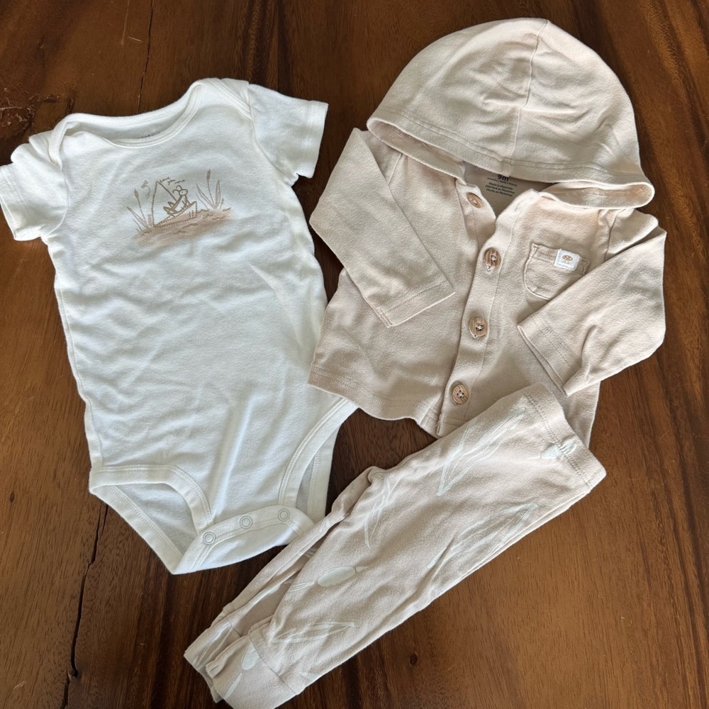 Carter’s Neutral Baby Onesie, Hoodie, and Pants Set in Cream and Tan Size 9M.